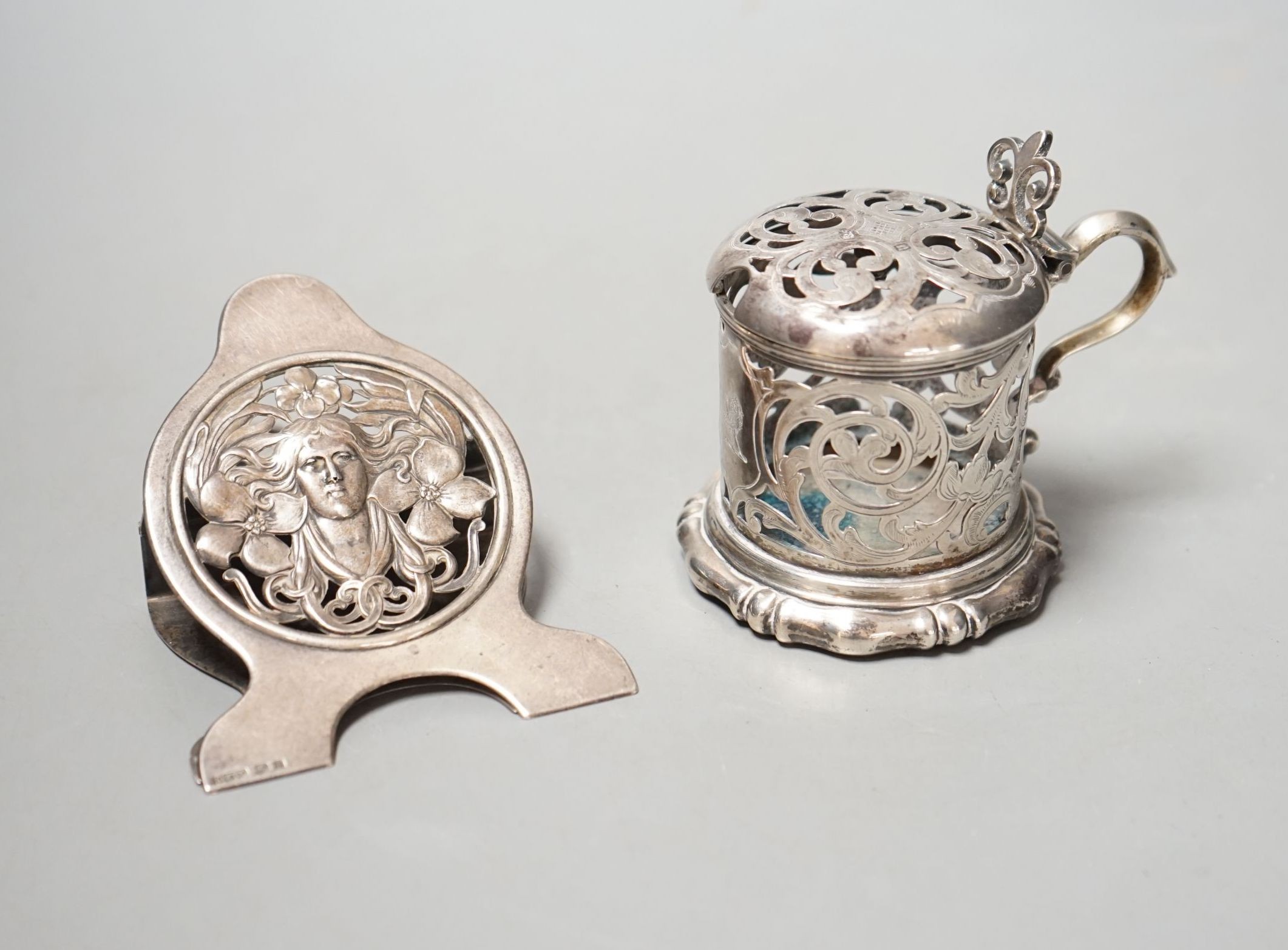 An Art Nouveau pierced silver latter clip, Grey & Co, Birmingham, 1905, 11.2cm and a Victorian pierced silver mustard pot.